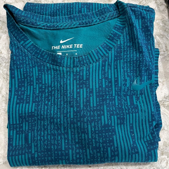 Nike “The Nike Tee” Shirts Dry Fit - 6 Shirts - Picture 3 of 4